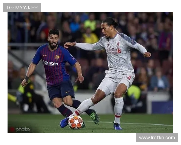 范戴克领衔防线展现超强实力助力球队争冠之路的精彩瞬间与战术分析 范戴克领衔防线展现超强实力助力球队争冠之路的精彩瞬间与战术分析